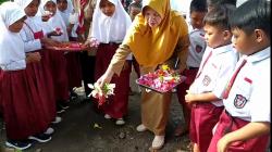 Teman-teman Sekolah Bocah kembar Hasan-Husen , Gelar Doa Bersama Dan Tabur Bunga