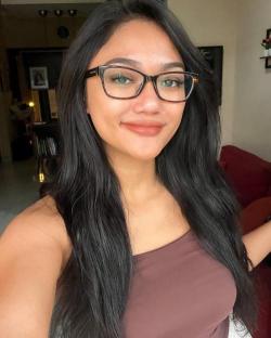 Pakai Tanktop dan Kacamata Bikin Salfok, Gaya Marion Jola Disebut Mirip Mia Khalifa!