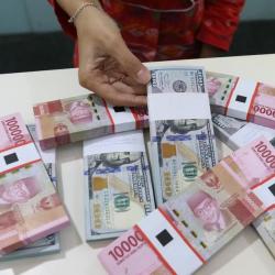 Duh! Rupiah Nyaris Tembus Rp15.000/USD, Ekonom: Picu Kenaikan Biaya Impor