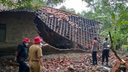 Diterjang Angin Kencang, Rumah Ambruk hingga Rata dengan Tanah