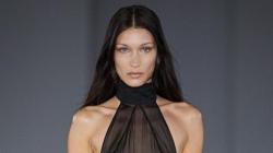 Nyaris Telanjang, Bella Hadid Tampil Seksi dengan Balutan Dress Transparan