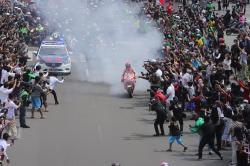 Viral! Marquez Nekat Burnout saat Konvoi di Jalanan Jakarta , Netizen: Awas Kena Tilang