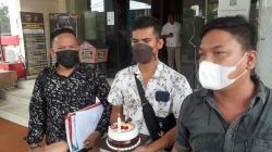 Kecewa Laporan Mandek, Pengacara Ini Hadiahkan Polisi Kue Tar