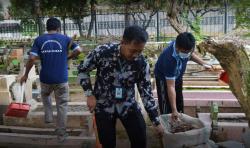 WBP Lapas Tuban Bersihkan Area Makam Sunan Bonang