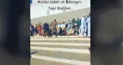 Saat Umrah Jangan Coba-Coba Foto Bersama Pakai Spanduk, Bakal Seperti Ini Jadinya