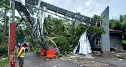 Cuaca Ekstrim, Pohon Beringin Tua tumbang Dan timpa Gerbang Pintu Masuk Objek Wisata Pantai Batuhiu