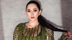 Aura Kasih Pakai Dress Bolong, Bikin Netizen Geli-Geli Sedap!