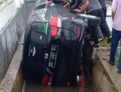 Mobil Honda “Misterius” Terjun ke Dalam Got di Jl Pettarani Makassar