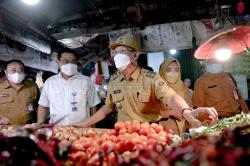 Sidak ke Pasar, Wakil Wali Kota Samarinda Pastikan Stok Sembako Aman Jelang Ramadan