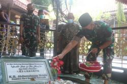 Berkunjung ke Pondok Tebuireng, Pangdam V/Brawijaya Ziarah ke Makam Presiden RI