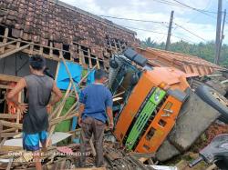 Truk Tronton Tabrak Rumah Janda di Banjarsari hingga Rusak Parah