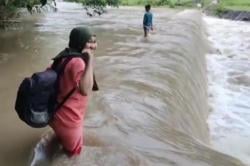 Kisah Heroik Bidan Desa Terpencil Sebrangi Sungai Bantu Warga Melahirkan