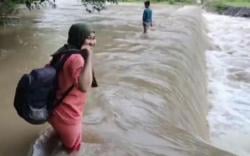 Demi Bantu Persalinan Ibu Hamil, Bidan Cantik di Bone Terobos Banjir