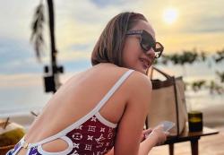 BCL Nikmati Sunset Pakai Swimsuit Seksi dengan Punggung Terbuka, Netizen: Punggungnya Aja Glowing