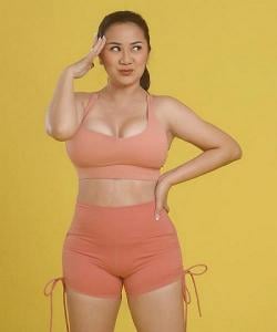 Gaya Tante Ernie Bertolak Pinggang dengan Sport Bra Pink Makin Seksi