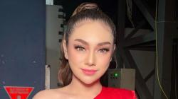 5 Potret Celine Evangelista Pakai Gaun, Pesona Janda Anak 4