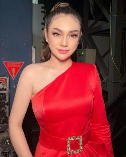 5 Potret Celine Evangelista Pakai Gaun Seksi, Janda Semakin Didepan!