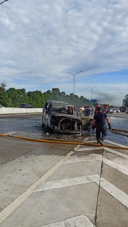 Sempat Mati Mesin, Mobil di Tol Jagorawi Terbakar