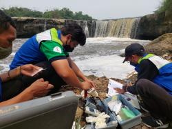 Warga Keluhkan Bau Menyengat dari Sungai Cileungsi Bogor