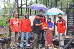 DPC PDI Perjuangan Garut Kunjungi Rumah Warga yang Alami Musibah Kebakaran