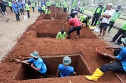 Wow! Ada Lomba Gali Kubur di Bogor