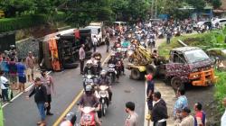 Detik-Detik Warga Panen 14.140 Kg Minyak Goreng, Truk Tangki Tabrak Fondasi Rumah Lantas Tumpah