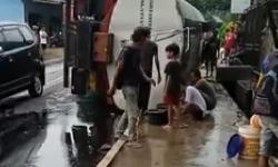 Truk Tangki Minyak Goreng Curah Terguling, Warga Berebut Menggunakan Ember Dan Jerigen