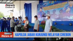 Video Kapolda Jabar Bagikan Ratusan Sembako ke Nelayan