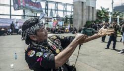 Tak Punya Ilmu Kebal, Warga KBB Tiru Atraksi Debus, akibatnya Leher Luka Disabet Golok