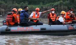 Ganjar dan Gibran Menikmati Adrenalin Derasnya Arus Sungai saat Susur Bengawan Solo