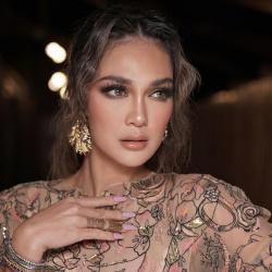 Luna Maya Berbagi Kiat Traveling ke Destinasi Internasional