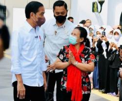 Sapa Penumpang di Bandara Yogyakarta, Jokowi: Tetap Disiplin Prokes!