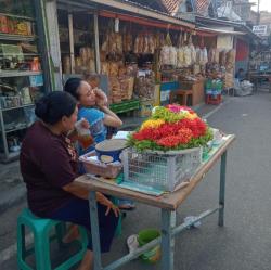 Tradisi Ziarah Kubur Jelang Ramadan, Pedagang Bunga Tabur di Cirebon Ketiban Berkahnya