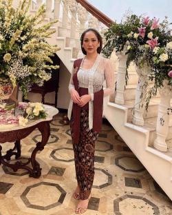 Tampil Mengenakan Kebaya Transparan, BCL Bikin Pikiran Netizen Traveling