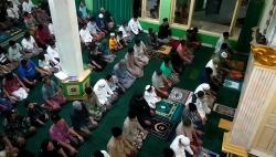 Antusias Warga Pangandaran Di Hari Pertama Menunaikan Shalat Tarawih