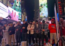 Ribuan Umat Muslim Ambil Alih Times Square untuk Salat Tarawih, Netizen: Allahu Akbar!