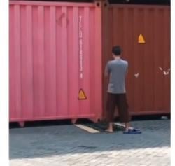 Viral Sopir Truk Tunaikan Ibadah Solat di Area Peti Kemas, Patut Ditiru!