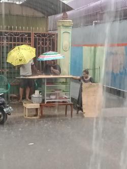 Hari Kedua Puasa, Hujan Guyur Makassar Jelang Berbuka