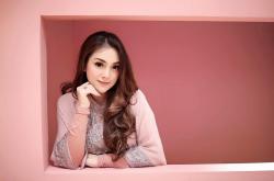 Usai Pegangan Mesra Ariel NOAH, Celine Evangelista Unggah Foto Anak Salat Tarawih
