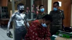 Ciptakan Kenyamanan, Satpol PP Amankan Ksatria Baja Hitam di Jalan