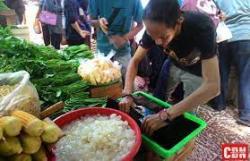Sebagai Bahan Pelengkap Es yang Nikmat Saat Berbuka, Cincau Laris Manis Diserbu Pembeli 