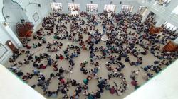 Santri Pesantren Ar-Raudlatul Hasanah Tadarusan Berjamaah dengan Formasi Unik