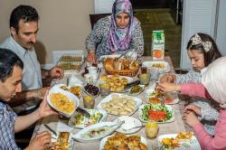 Sediakan Makanan untuk Orang Tidak Puasa Bagaimana Hukumnya?