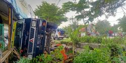 Gubrakk, Mobil Box Tabrak 2 Motor hingga Tabrak Rumah Warga