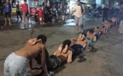 Viral! Hendak Tawuran, Sejumlah Remaja Dihukum Jalan Merayap oleh Warga