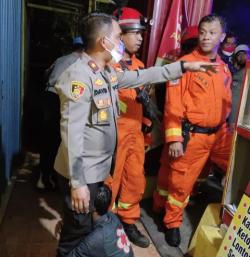 Tabrak Mobil Sampai Dikira Maling, Satu Keluarga Sembunyi di Gorong-Gorong