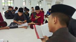 Foto Santri Ar-Raudlatul Hasanah Gelar Tadurasan Berjamaah dengan Formasi Lingkaran