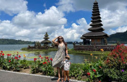 Senyum Manis Yolla Yuliana Unggah Foto Berlibur Bareng Buah Hati di Pulau Bali