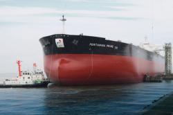 Kapal Tanker Pertamina Dikepung Aktivis Greenpeace, Bawa 100.000 Ton Minyak Rusia