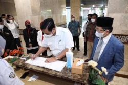 Kiswah Hadiah dari Pangeran MBS untuk Masjid Istiqlal diserahkan Oleh Luhut